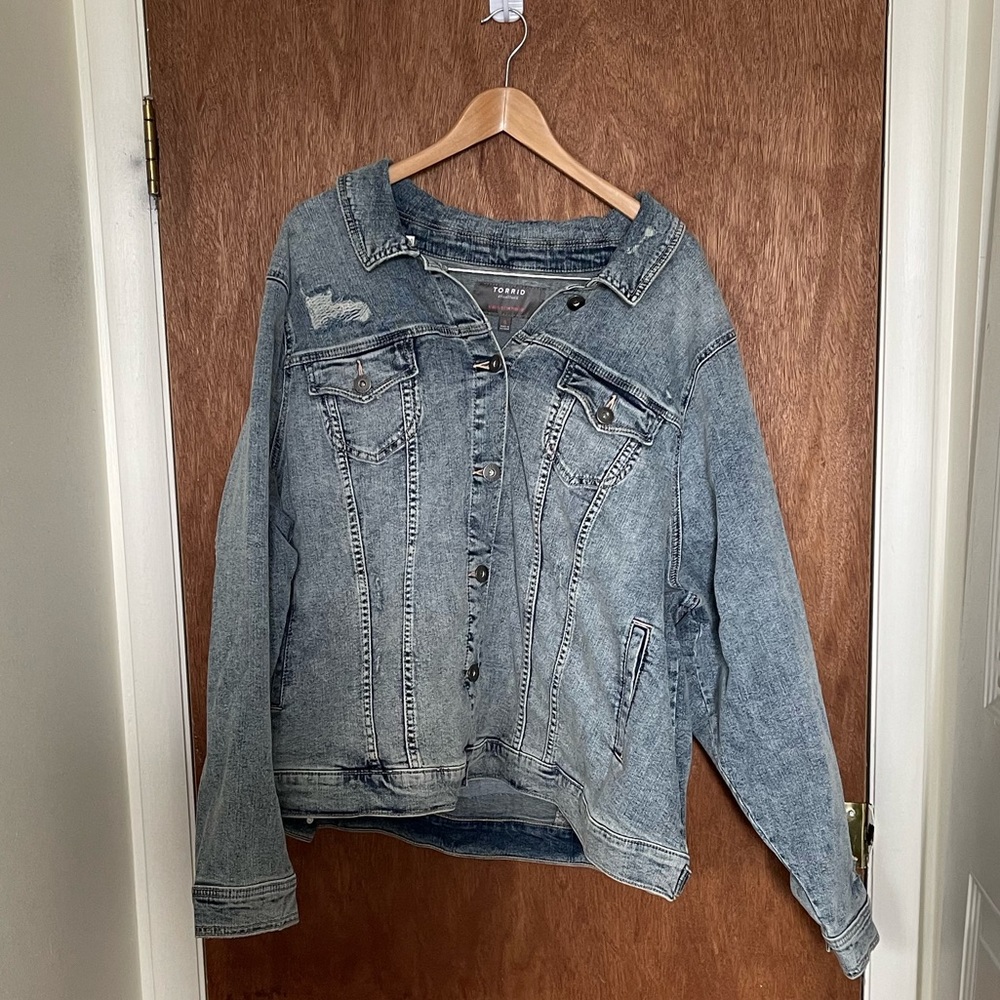 Torrid DESTRUCTED TRUCKER DENIM JACKET - LIGHT WASH 5